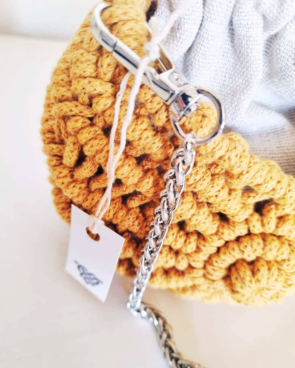 Mala de macramé mostarda - detalhe da alça e fecho