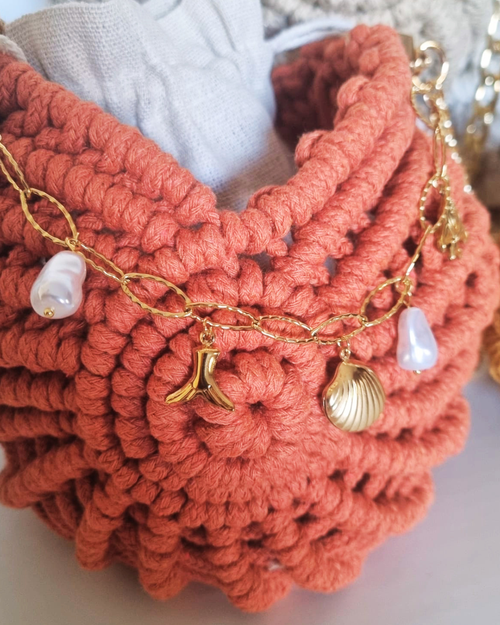 Bolsa Búzio Terracota com charms marinhos - vista frontal