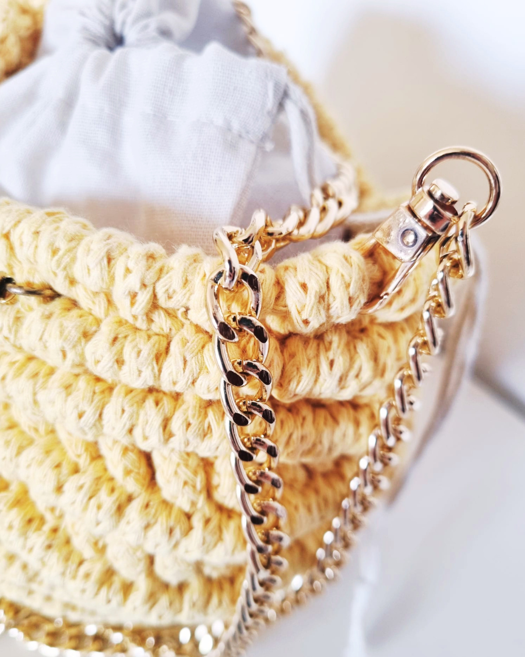 Bolsa Búzio Amarelo Manteiga - vista traseira com padrão em espiral tipo concha