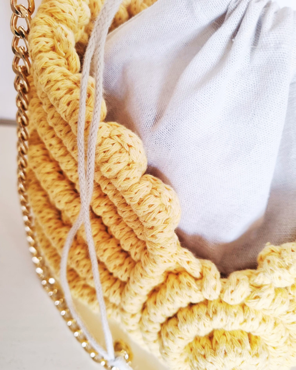 Bolsa Búzio Amarelo Manteiga - detalhe da textura em macramé e corrente dourada