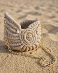 Bolsa Búzio Natural com Charms Marinhos - vista na areia da praia