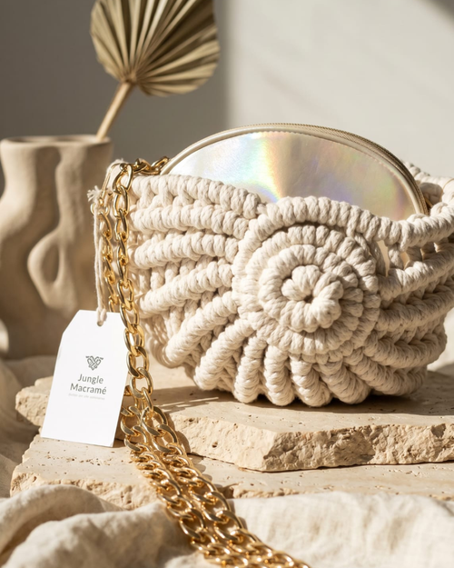 Bolsa Búzio Natural - detalhe da alça entrançada e corrente dourada