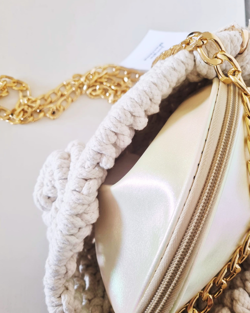 Bolsa Búzio Natural - detalhe dos charms: concha e ourico dourado com pérolas