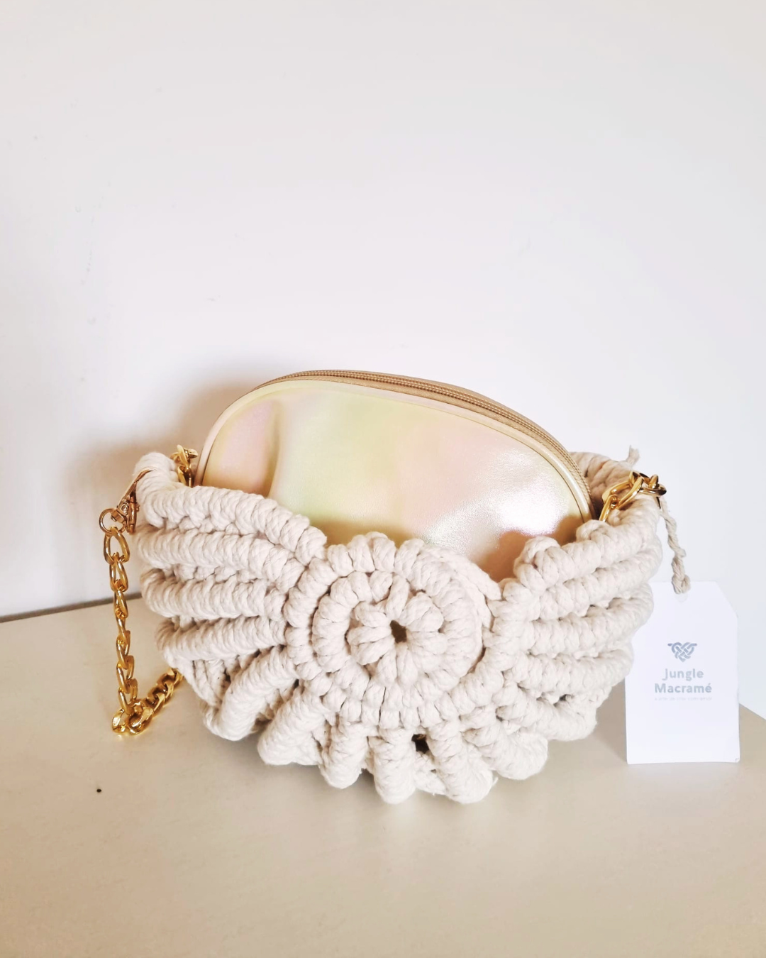 Bolsa Búzio Natural - vista em ambiente boho com alça dourada
