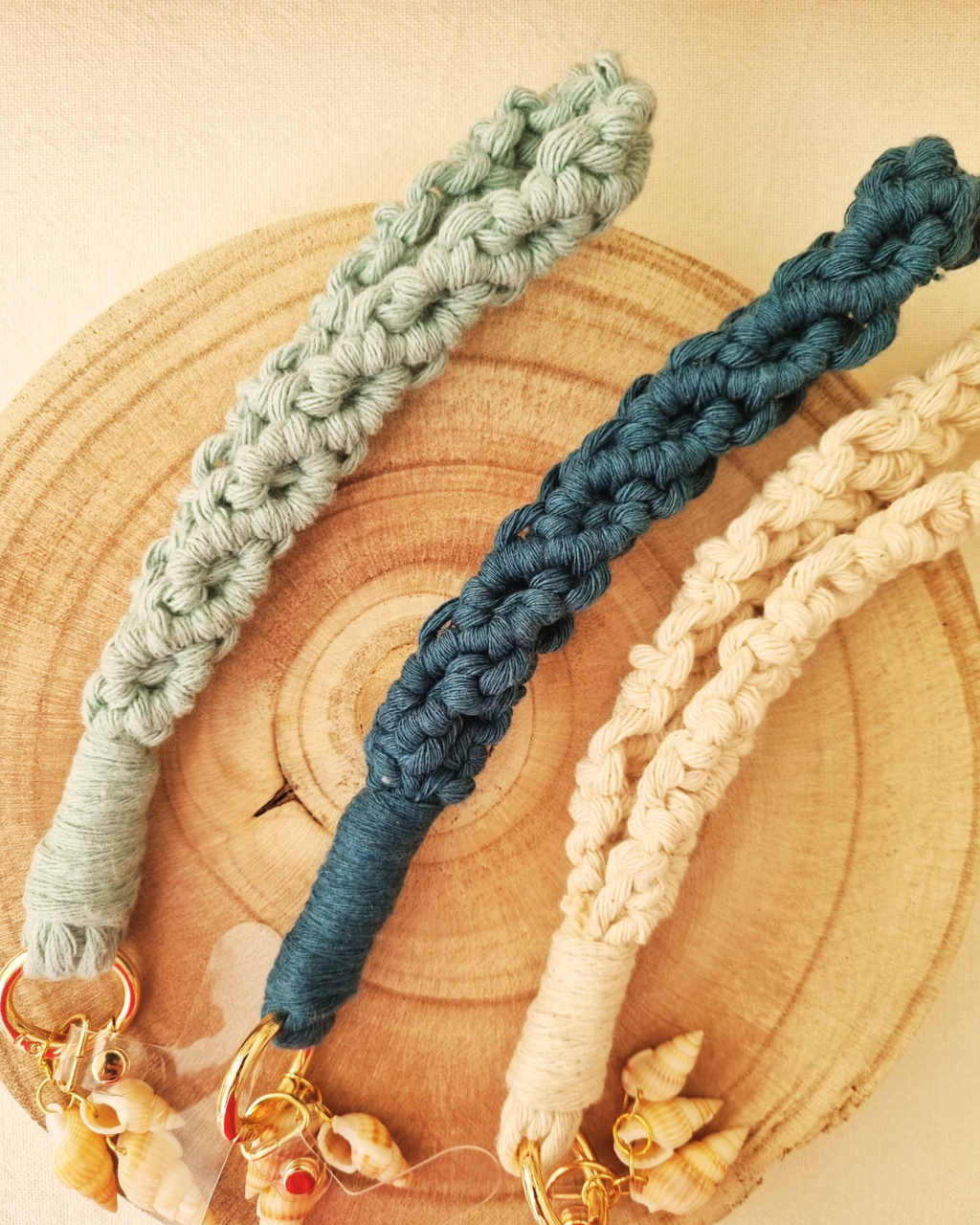 Pulseira de telemovel macramé - vista das 3 cores: azul claro, azul escuro e natural