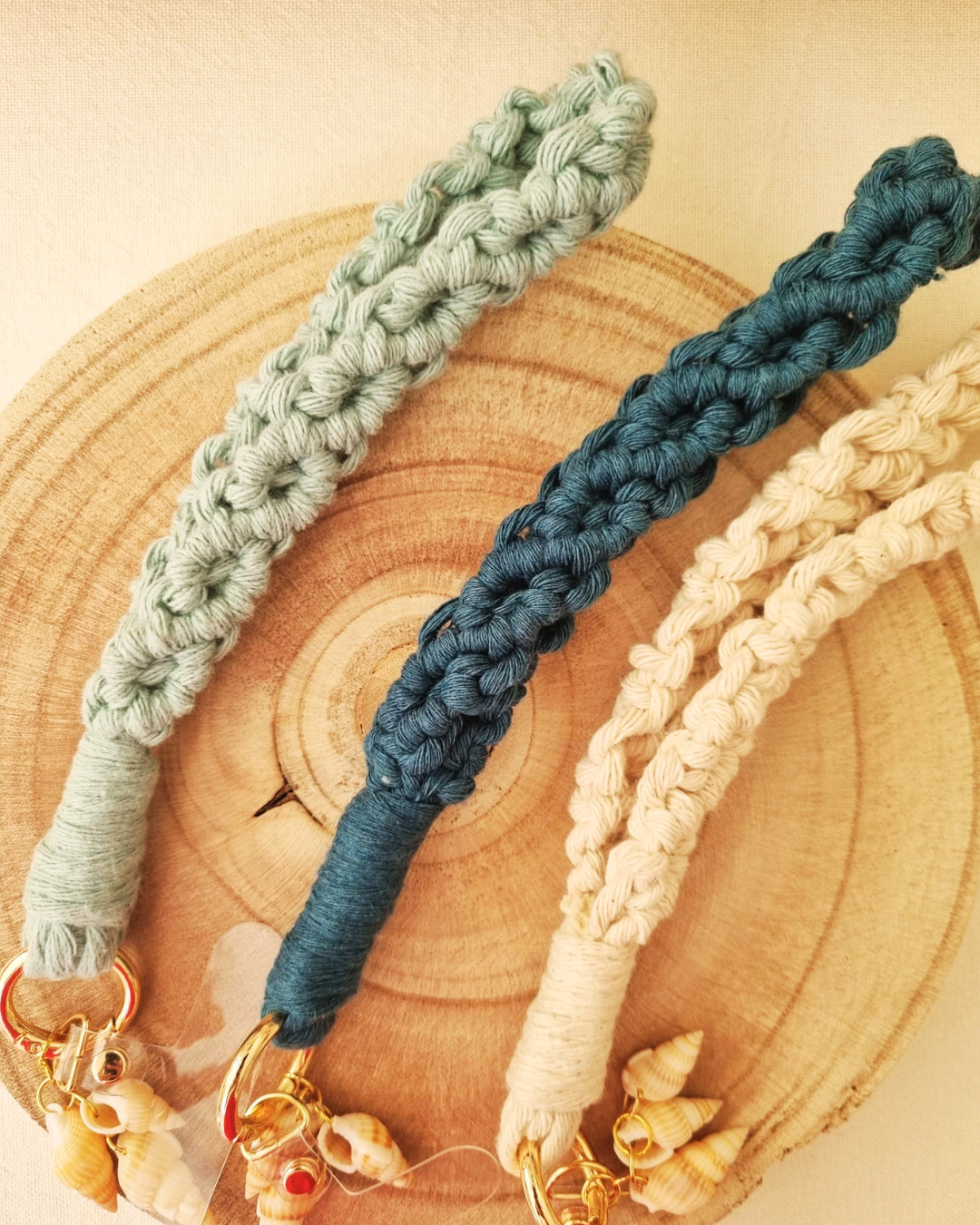 Pulseira de telemovel macramé - vista das 3 cores: azul claro, azul escuro e natural