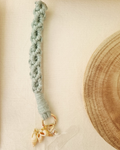 Pulseira de telemovel macramé azul claro com charms de búzio e concha