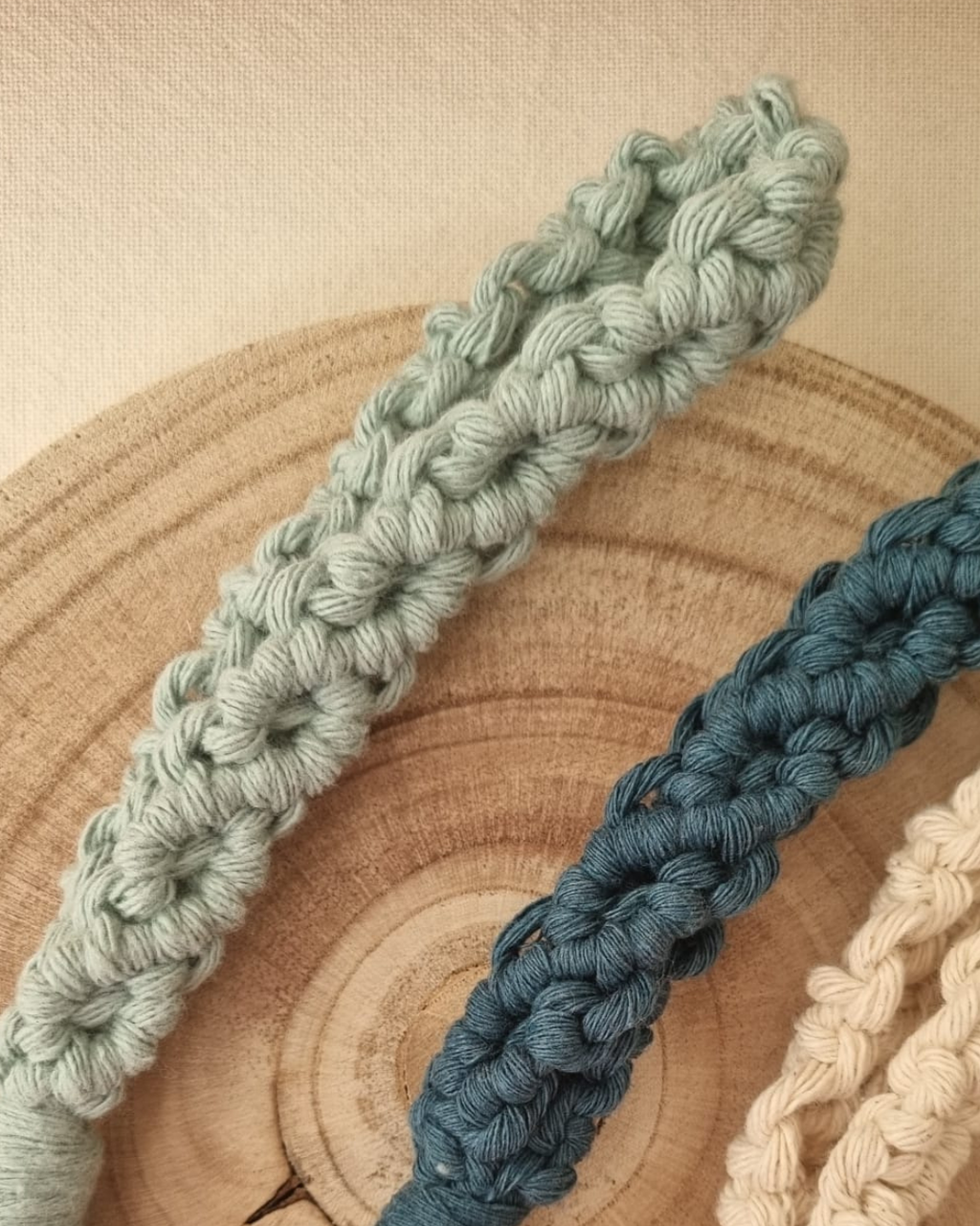 Pulseira de telemovel macramé - detalhe da textura dos nós em azul claro e azul escuro