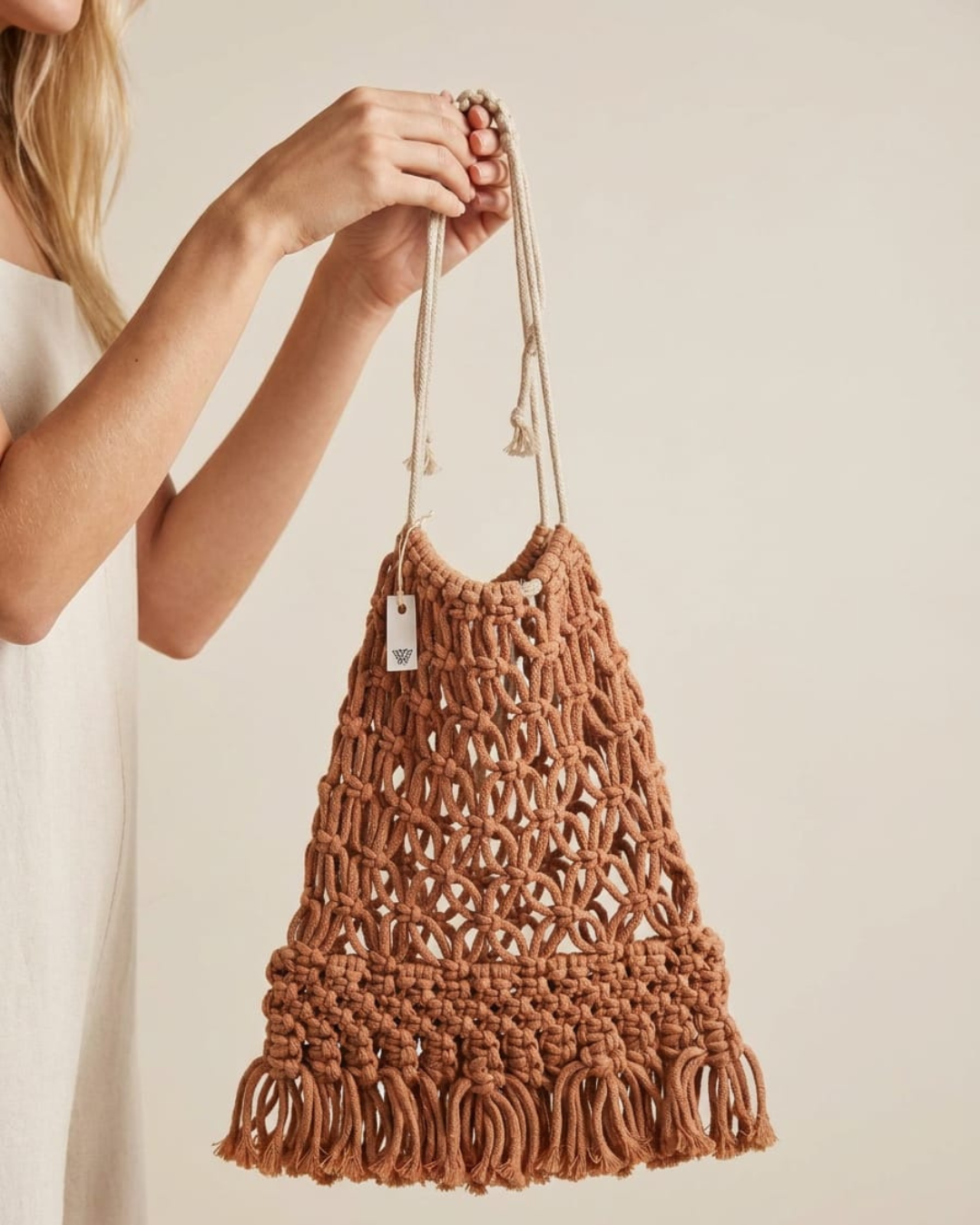 Eco bag em macramé castanho - vista completa com alças