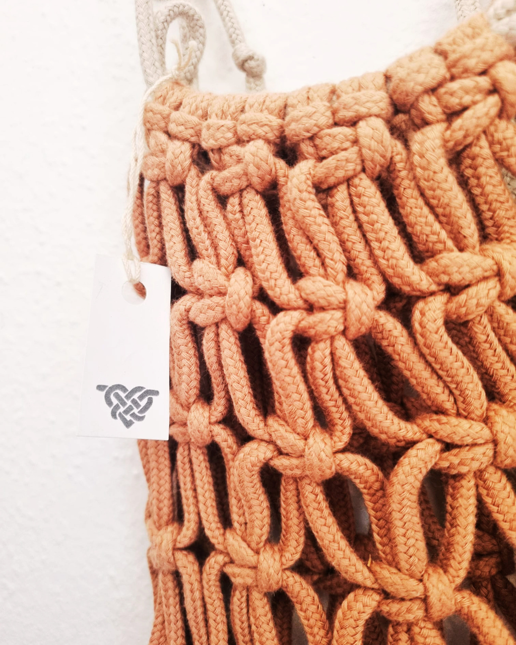 Eco bag em macramé castanho - detalhe do padrão artesanal
