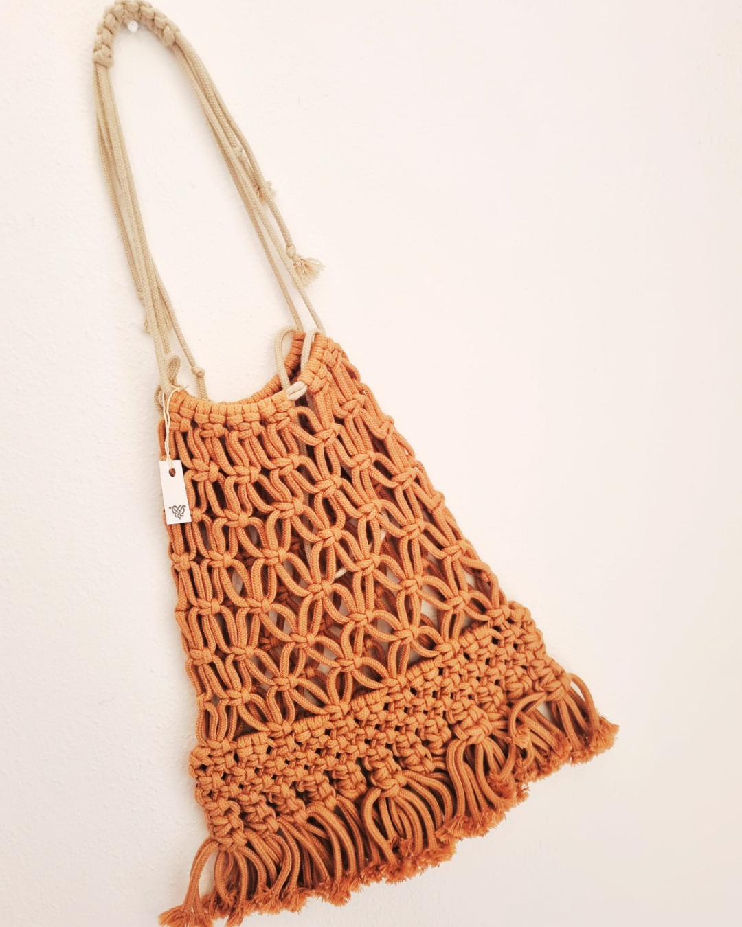 Eco bag em macramé castanho - modelo a segurar a mala