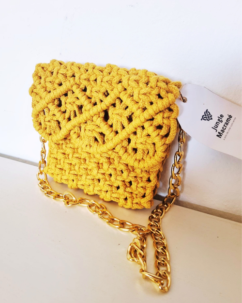 Bolsa em macramé amarela com alça dourada - vista completa