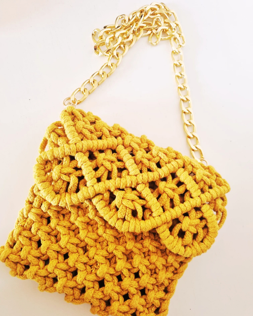 Bolsa macramé amarela com corrente dourada - vista lateral
