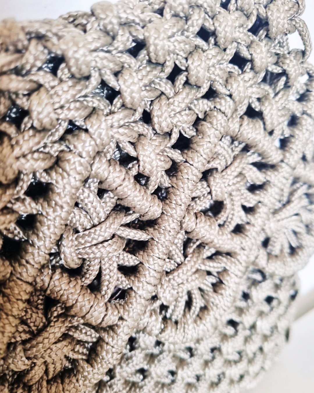 Clutch em fio náutico - detalhe do padrão artesanal