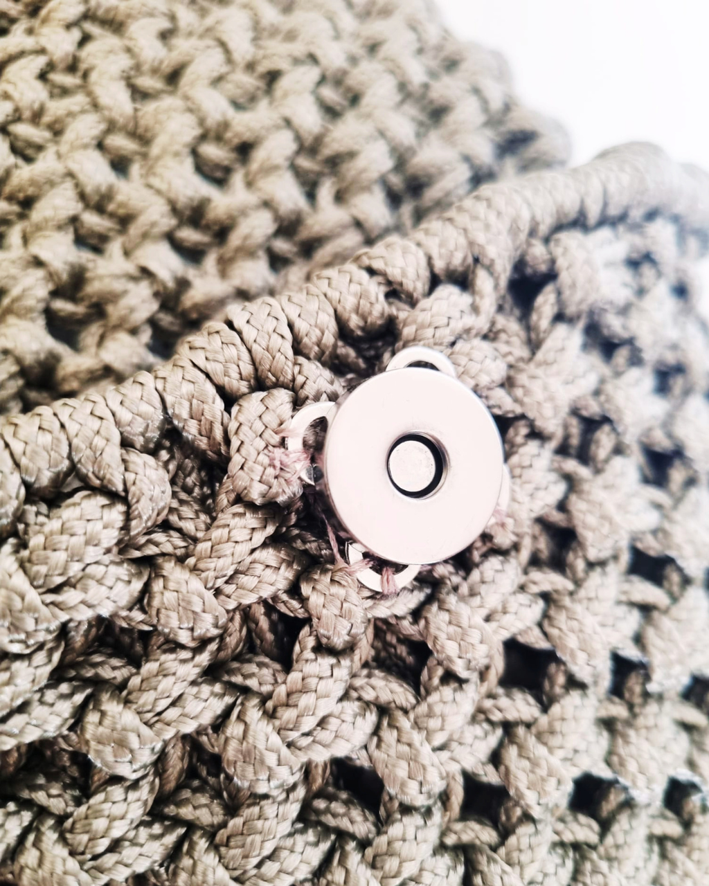 Clutch em fio náutico - detalhe do fecho magnético