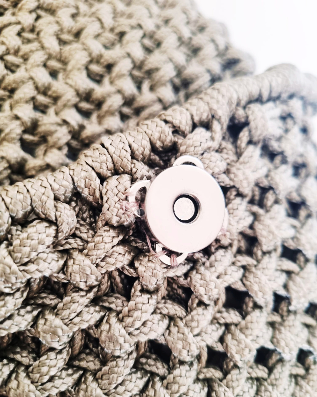 Clutch em fio náutico - detalhe do fecho magnético
