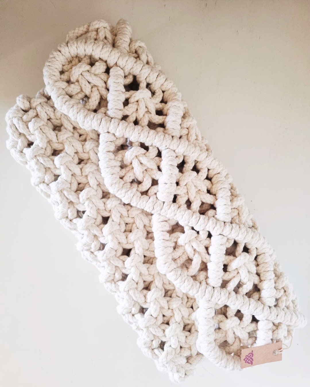 Clutch em macramé cru - vista completa do padrão entrançado robusto