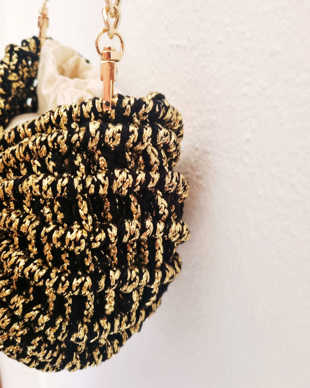 Bolsa Búzio Dourado e Preto | Macramé
