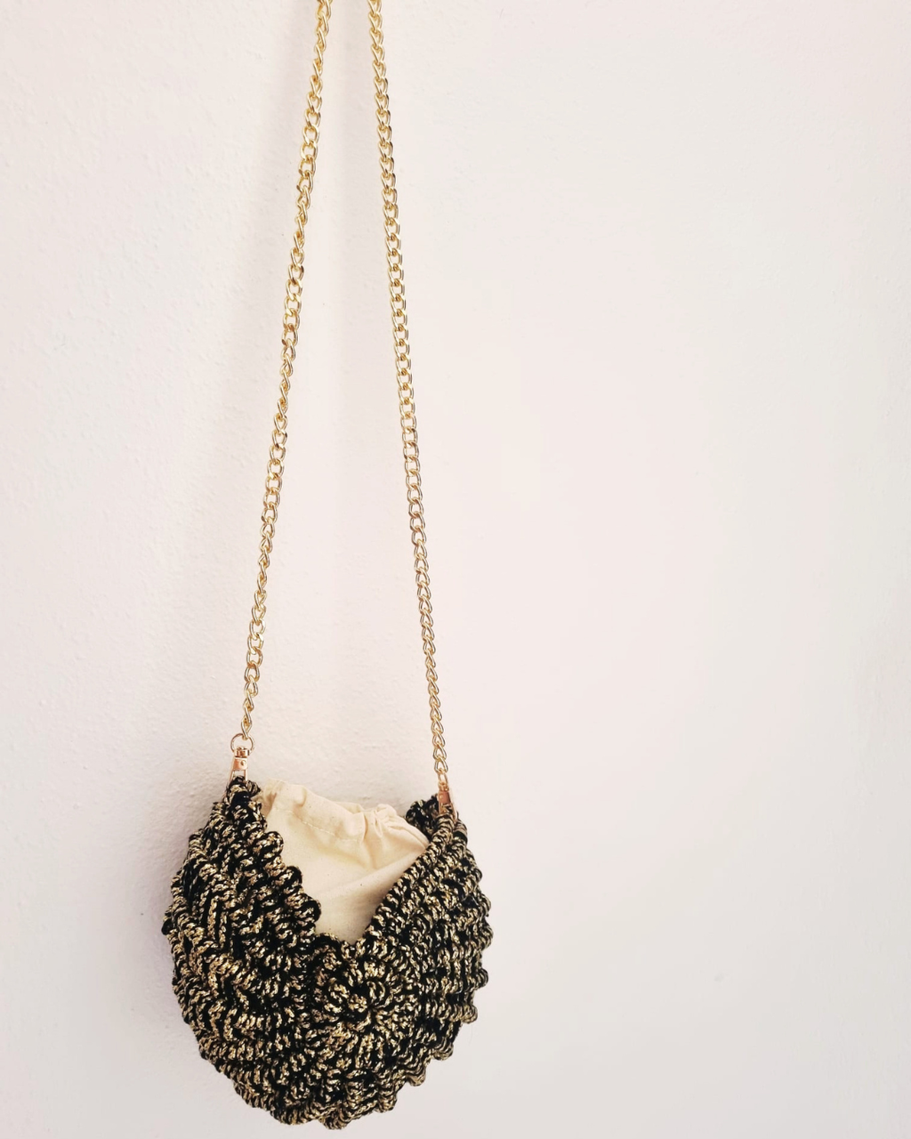 Bolsa Búzio Dourado e Preto | Macramé