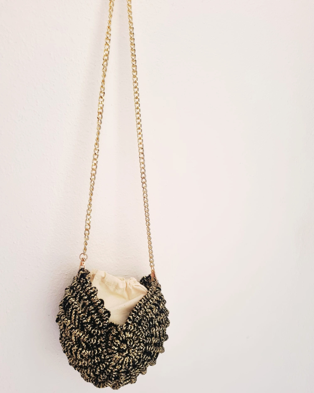 Bolsa Búzio Dourado e Preto | Macramé