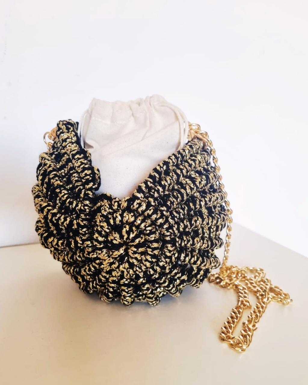 Bolsa Búzio Dourado e Preto | Macramé