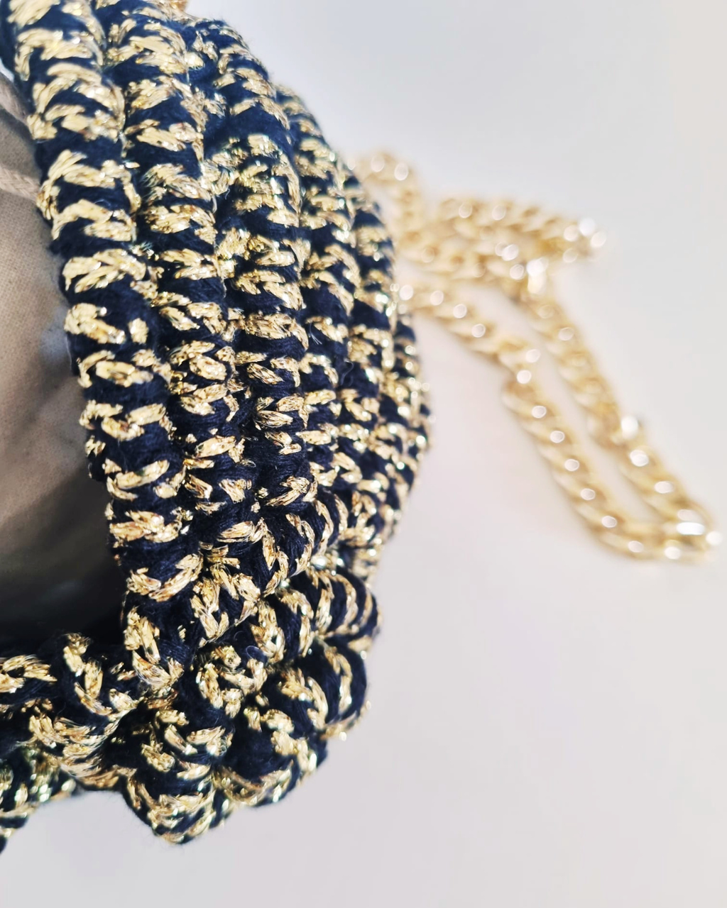 Bolsa Búzio Dourado e Preto | Macramé