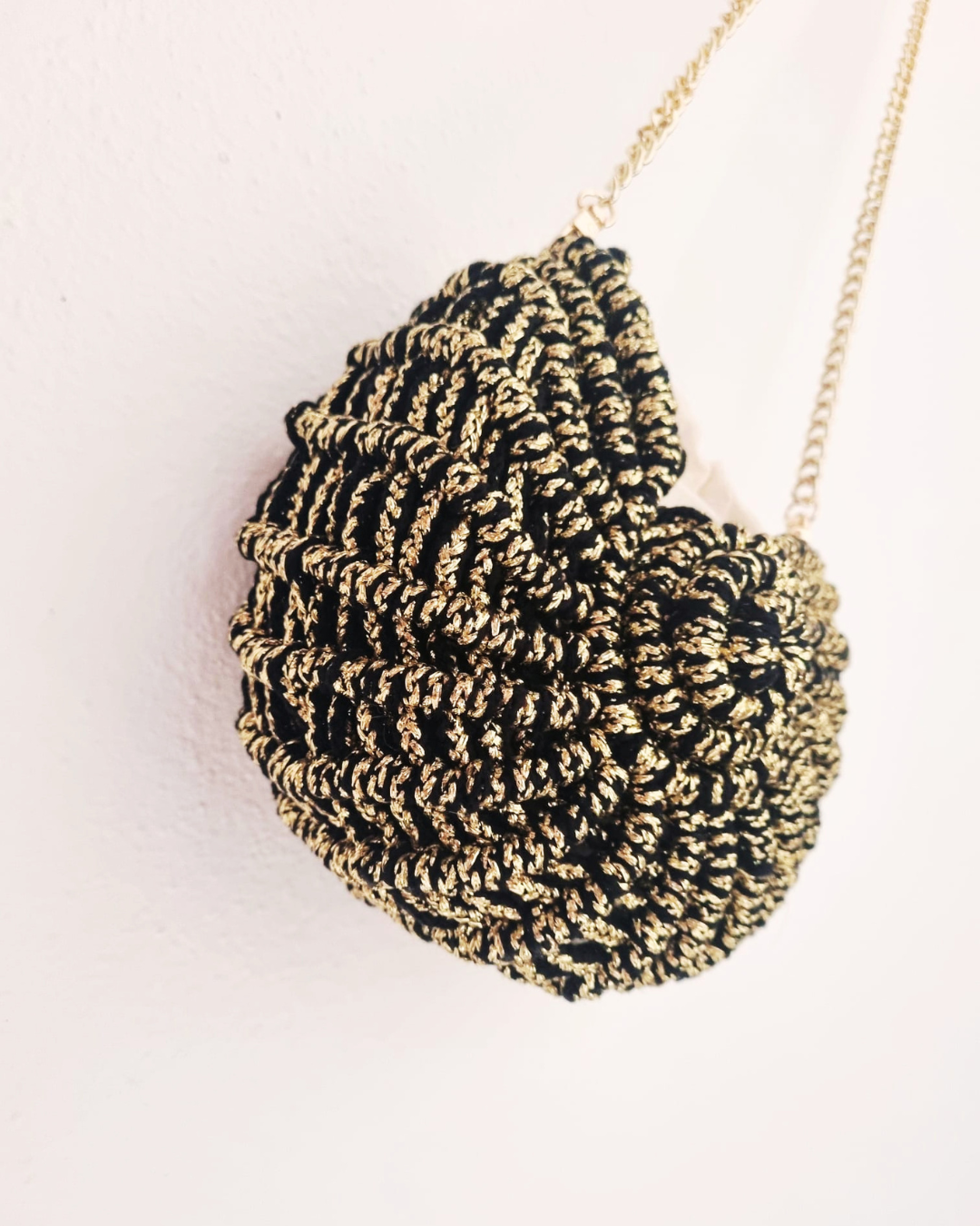 Bolsa Búzio Dourado e Preto | Macramé