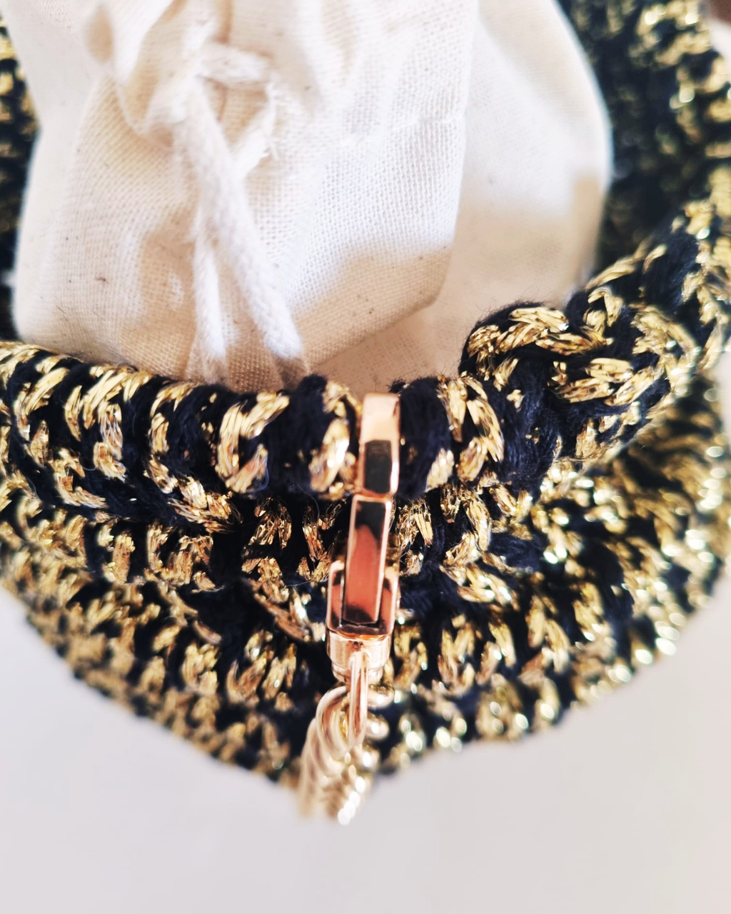 Bolsa Búzio Dourado e Preto | Macramé