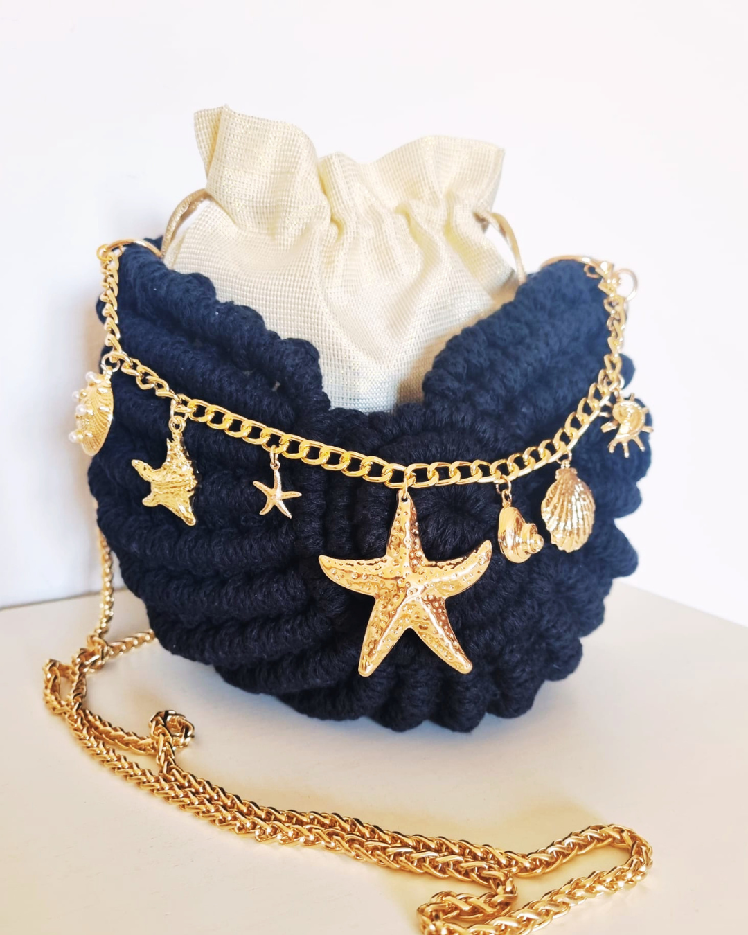 Bolsa Búzio Black Pearl com Charms Marinhos
