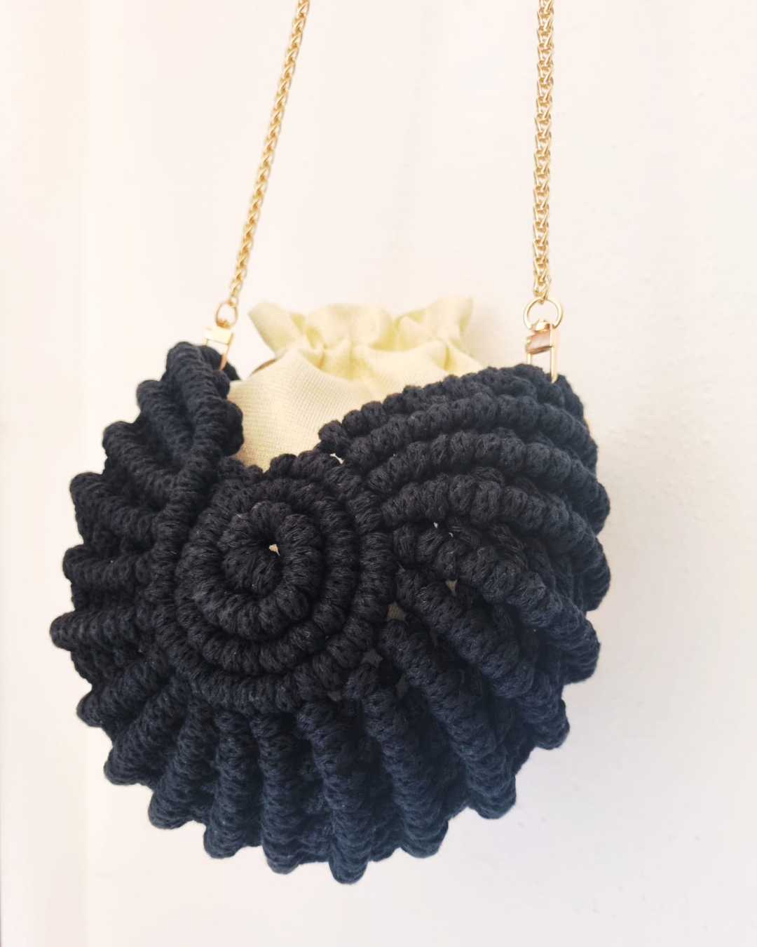Bolsa Búzio Black Pearl com Charms Marinhos