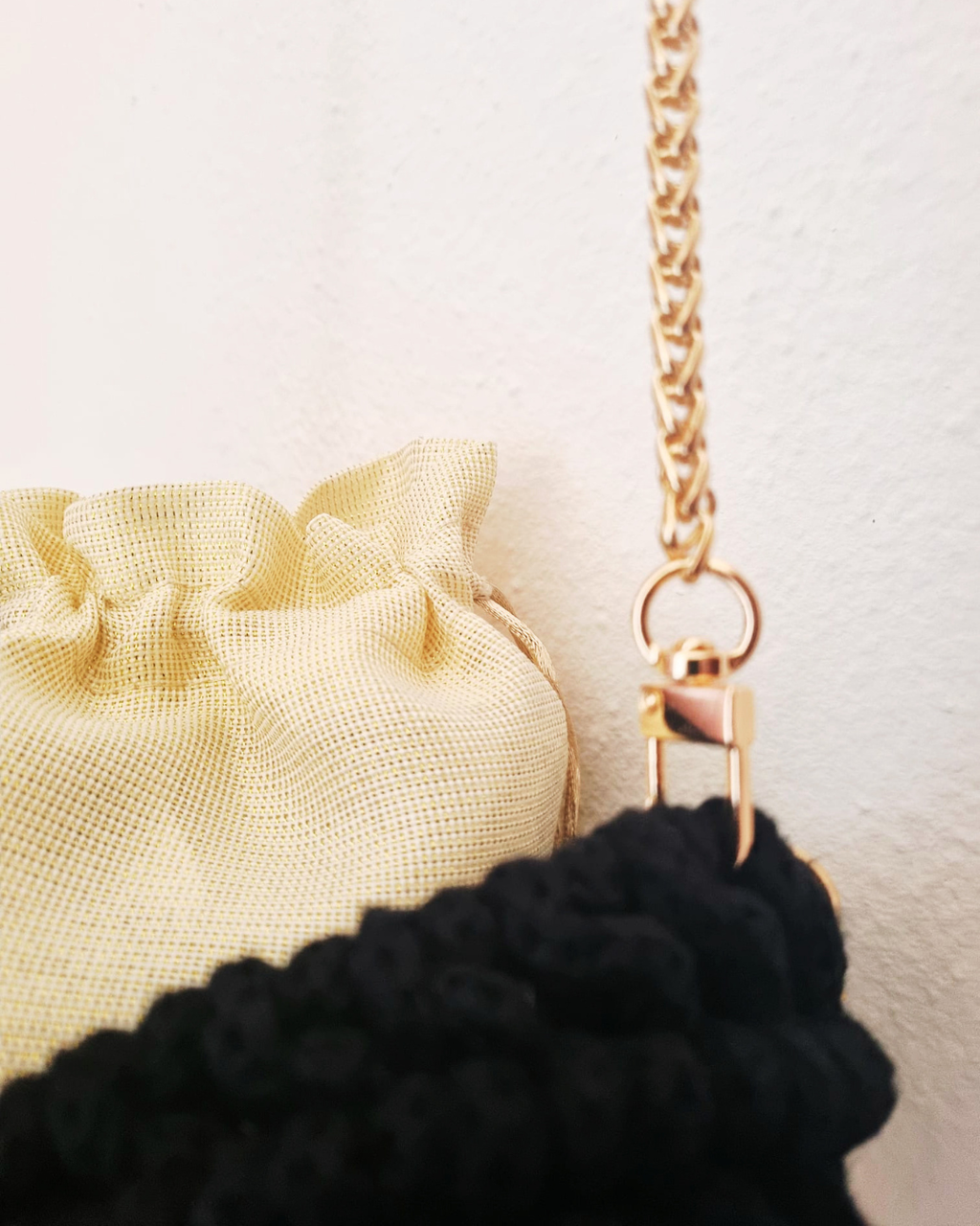 Bolsa Búzio Black Pearl com Charms Marinhos