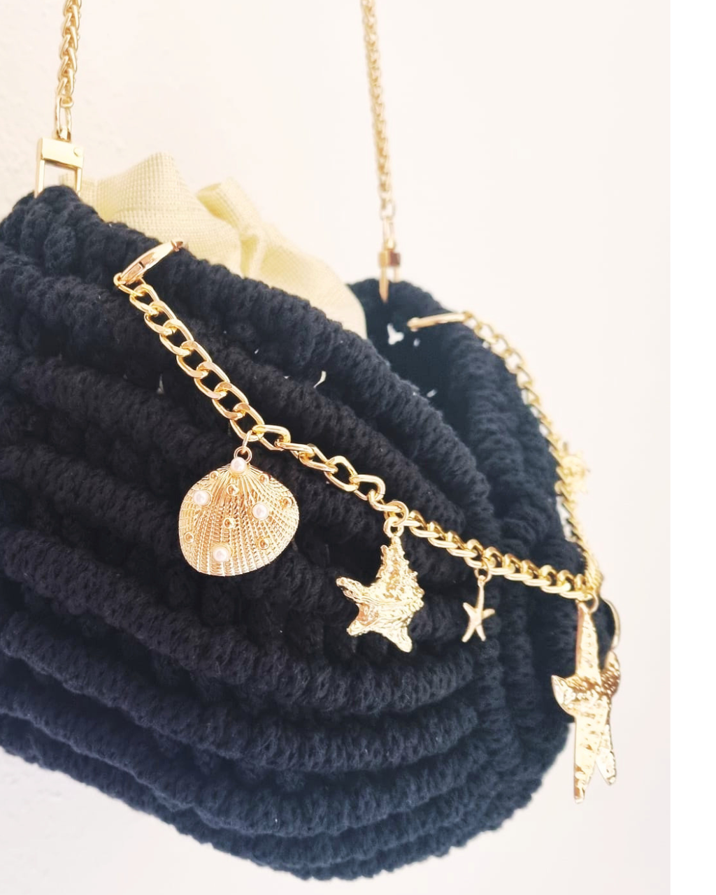 Bolsa Búzio Black Pearl com Charms Marinhos