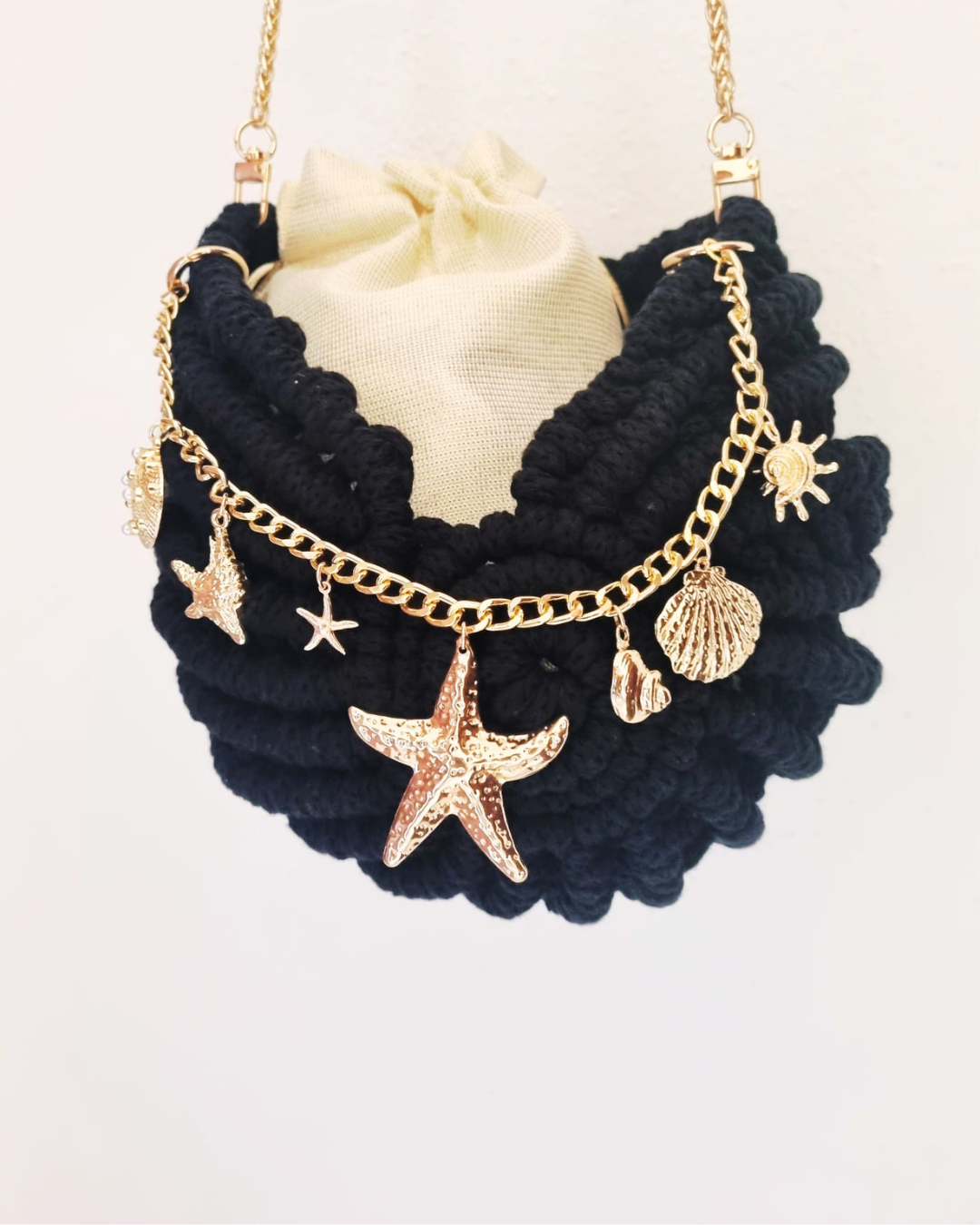 Bolsa Búzio Black Pearl com Charms Marinhos