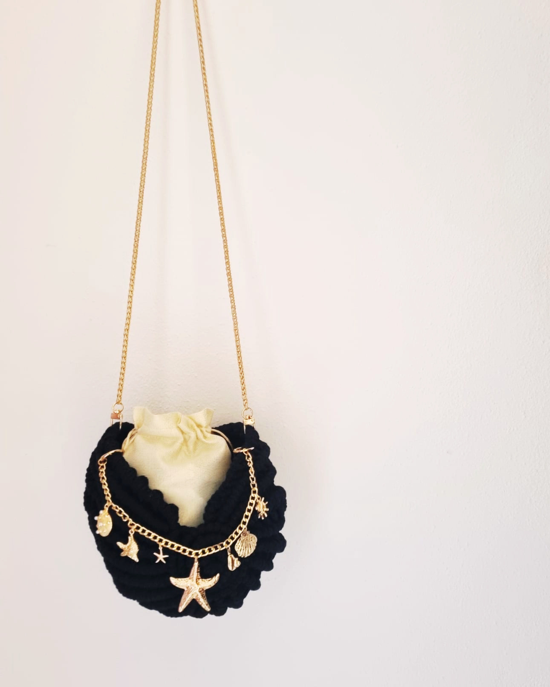 Bolsa Búzio Black Pearl com Charms Marinhos