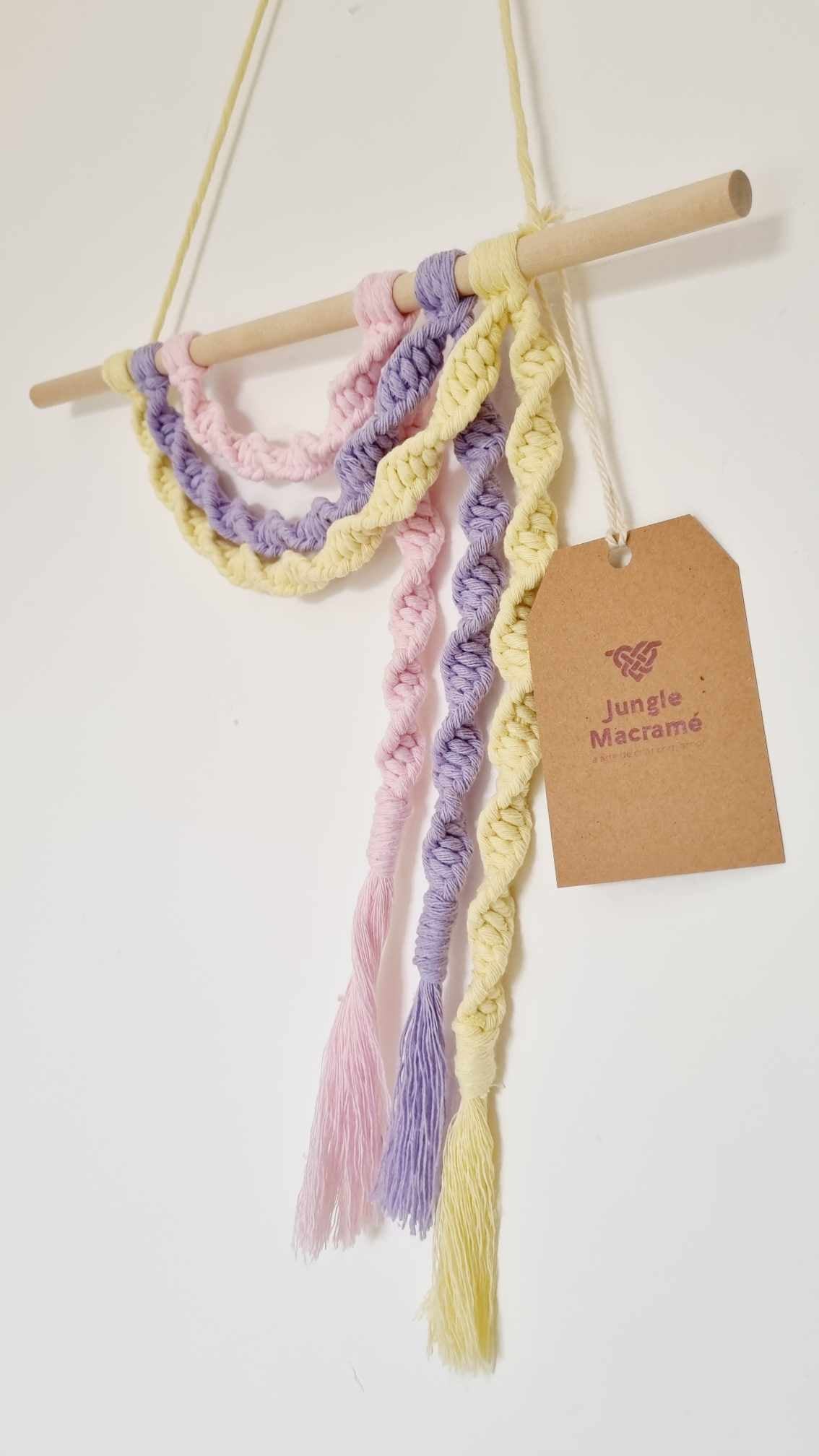 Painel espiral decorativo em macramé com cordas pastel – resultado do workshop Jungle Macramé