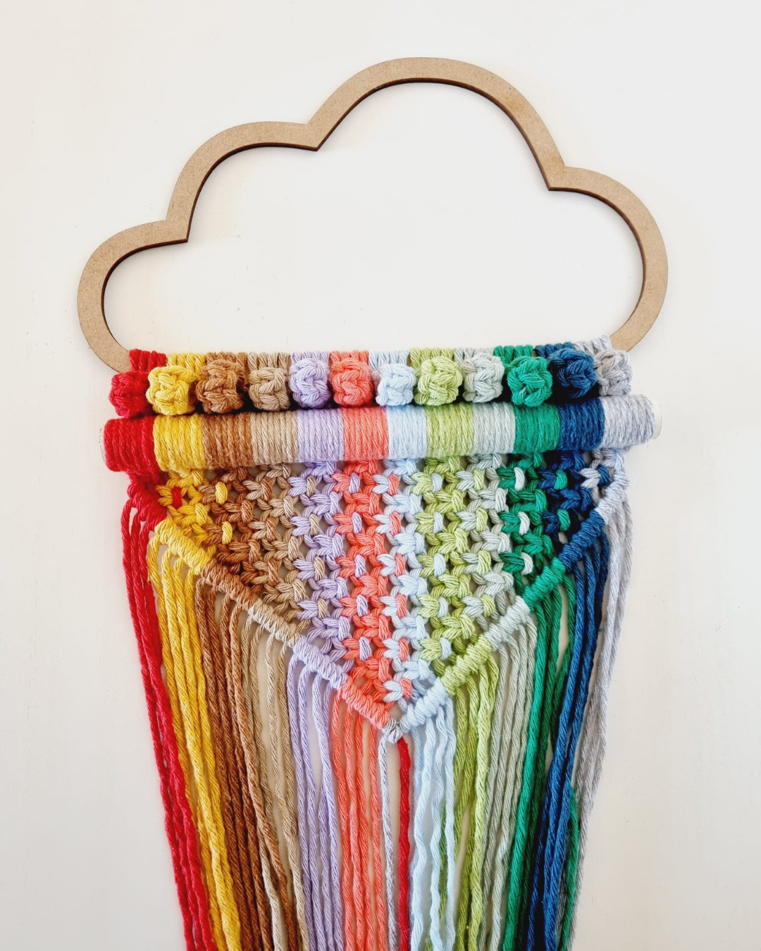 Nuvem Decorativa Artesanal MDF Barbante Colorido 70x25cm