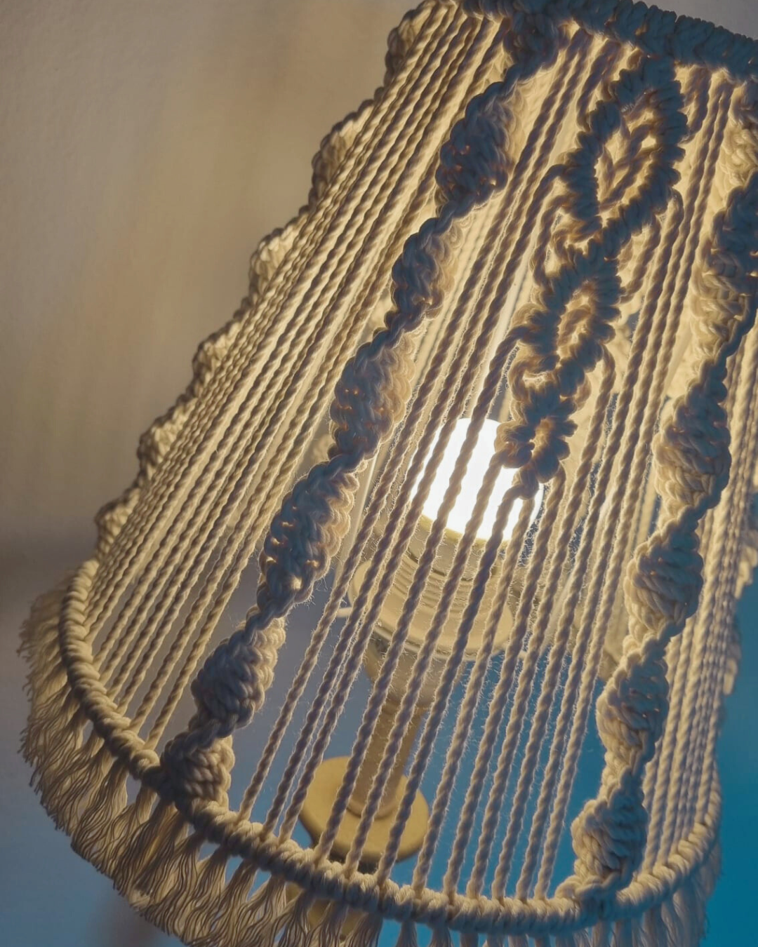 Candeeiro de Mesa | Estrutura em Madeira | Abajur em Macramé | 100% algodão