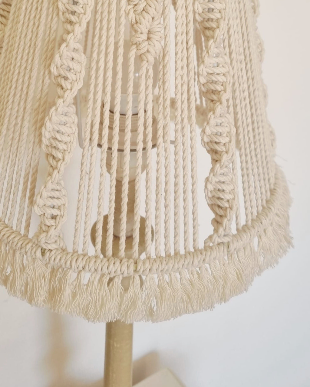 Candeeiro de Mesa | Estrutura em Madeira | Abajur em Macramé | 100% algodão