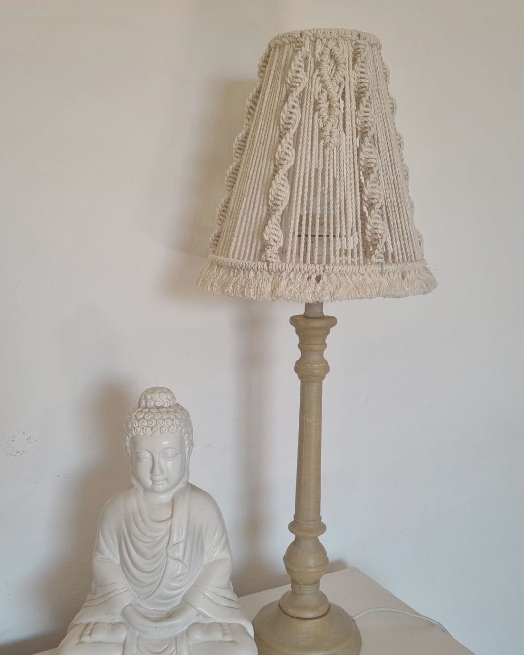 Candeeiro de Mesa | Estrutura em Madeira | Abajur em Macramé | 100% algodão