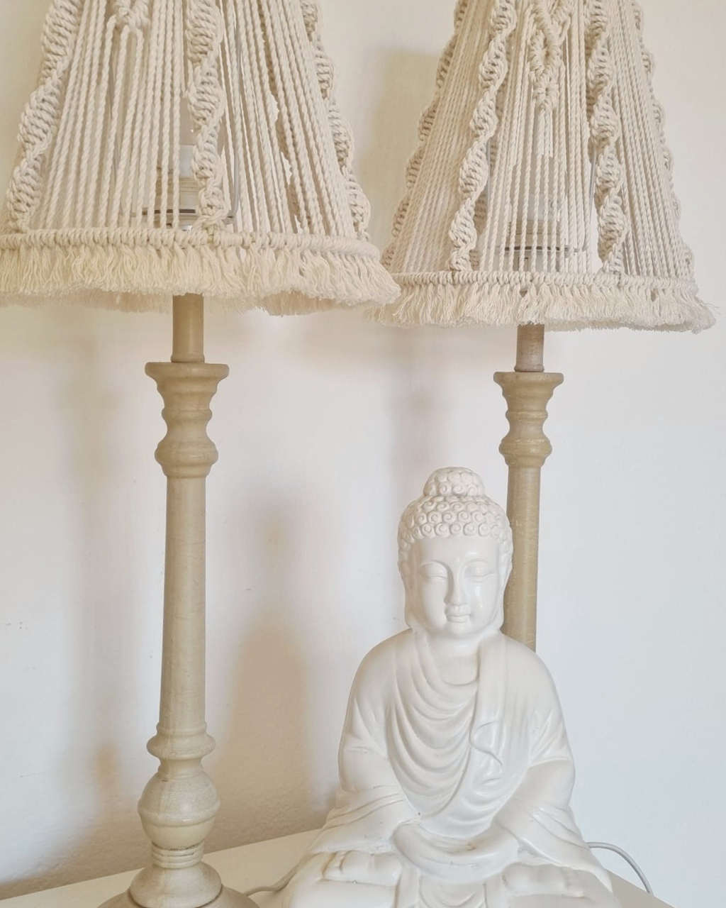 Candeeiro de Mesa | Estrutura em Madeira | Abajur em Macramé | 100% algodão