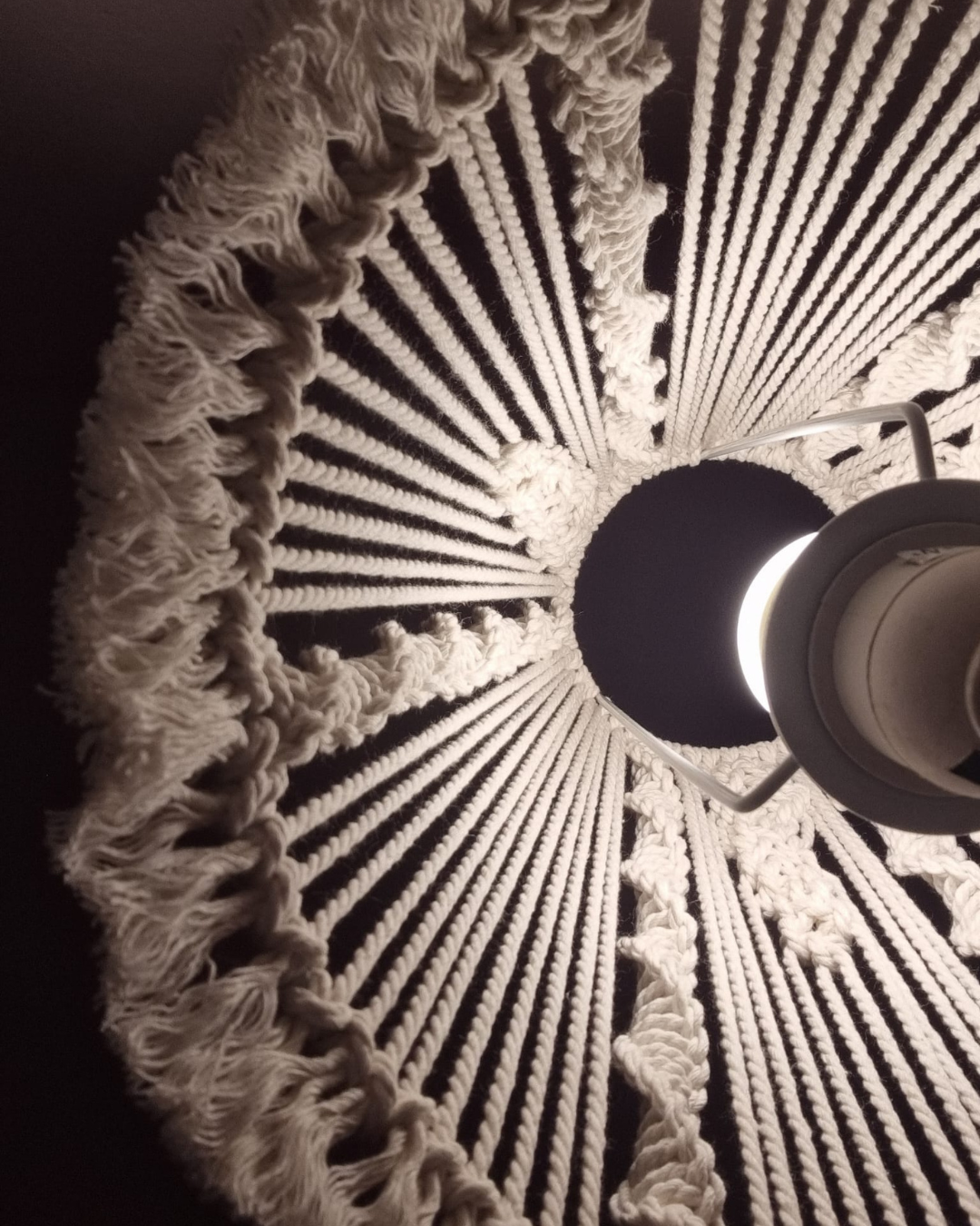 Candeeiro de Mesa | Estrutura em Madeira | Abajur em Macramé | 100% algodão