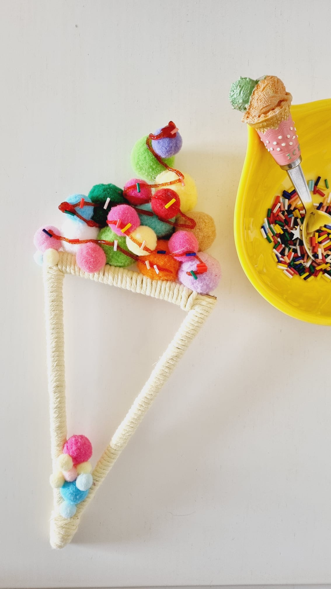Gelado decorativo em macramé com pompons coloridos – resultado do workshop