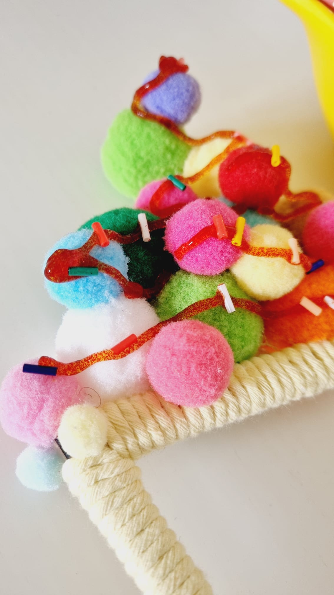 Detalhe dos pompons coloridos no gelado de macramé – Workshop Jungle Macramé