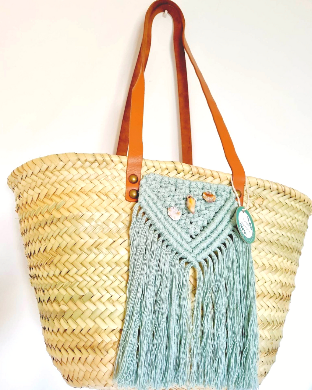 Cesta de praia em palha com macramé azul turquesa e algas em pele — vista completa