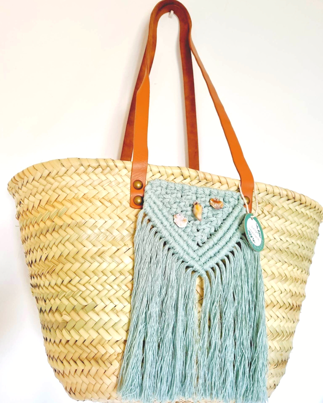 Cesta de praia em palha com macramé azul turquesa e algas em pele — vista completa