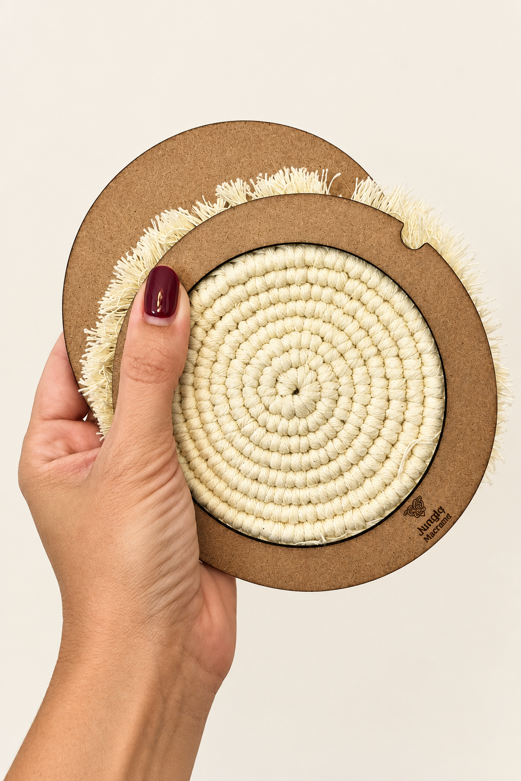 Disco e aro com exemplo de trabalho circular em macramé e franjas