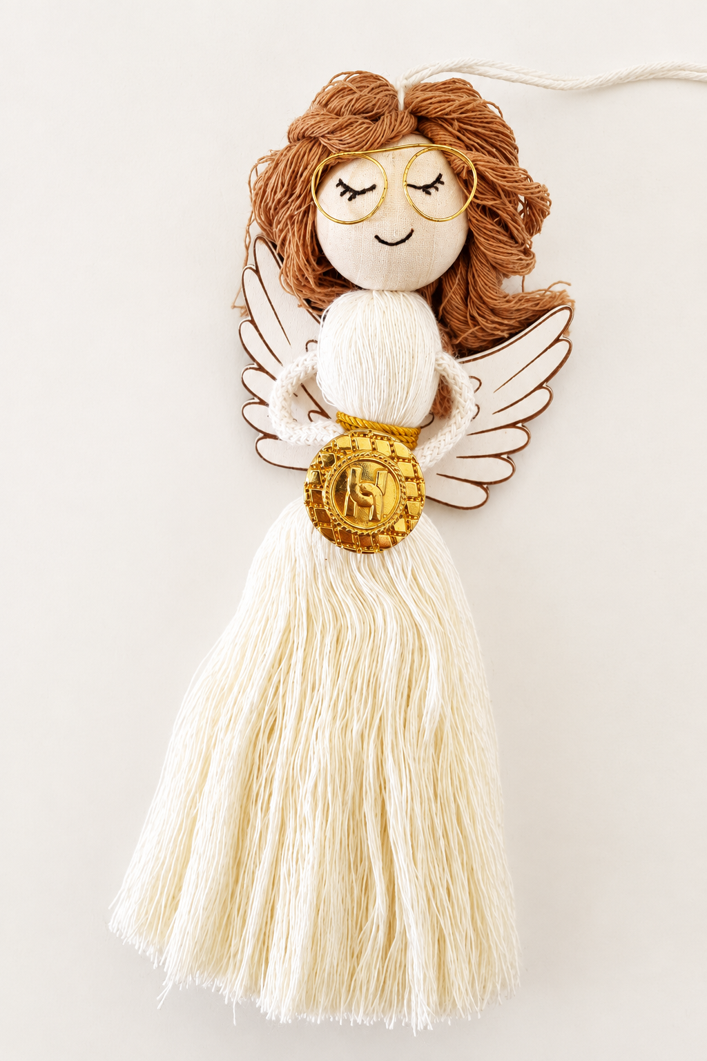 Fotografia melhorada com IA do anjinho branco com cabelo castanho claro e pendente dourado