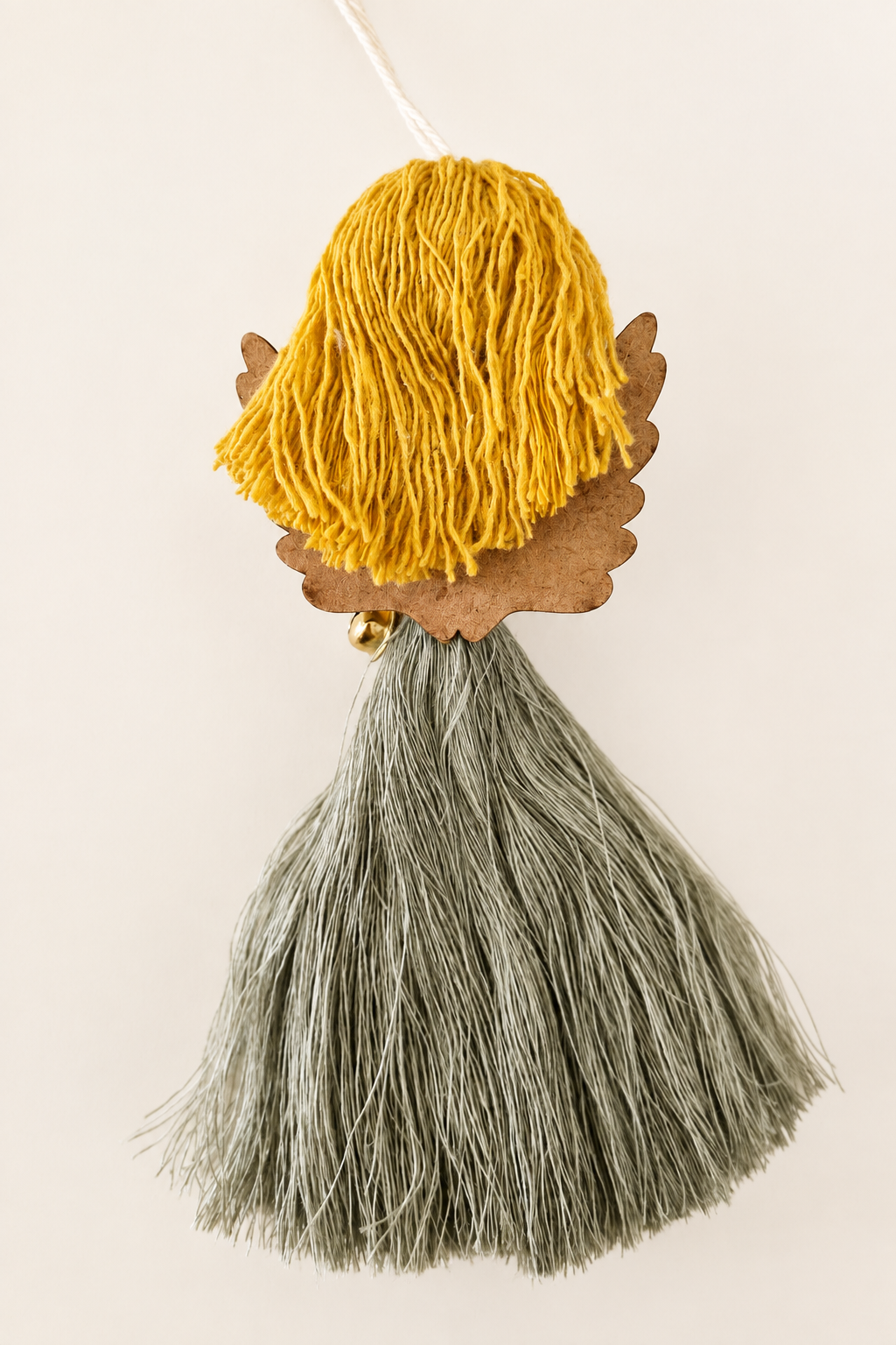 Fotografia traseira melhorada com IA do anjinho com cabelo amarelo e vestido verde eucalipto