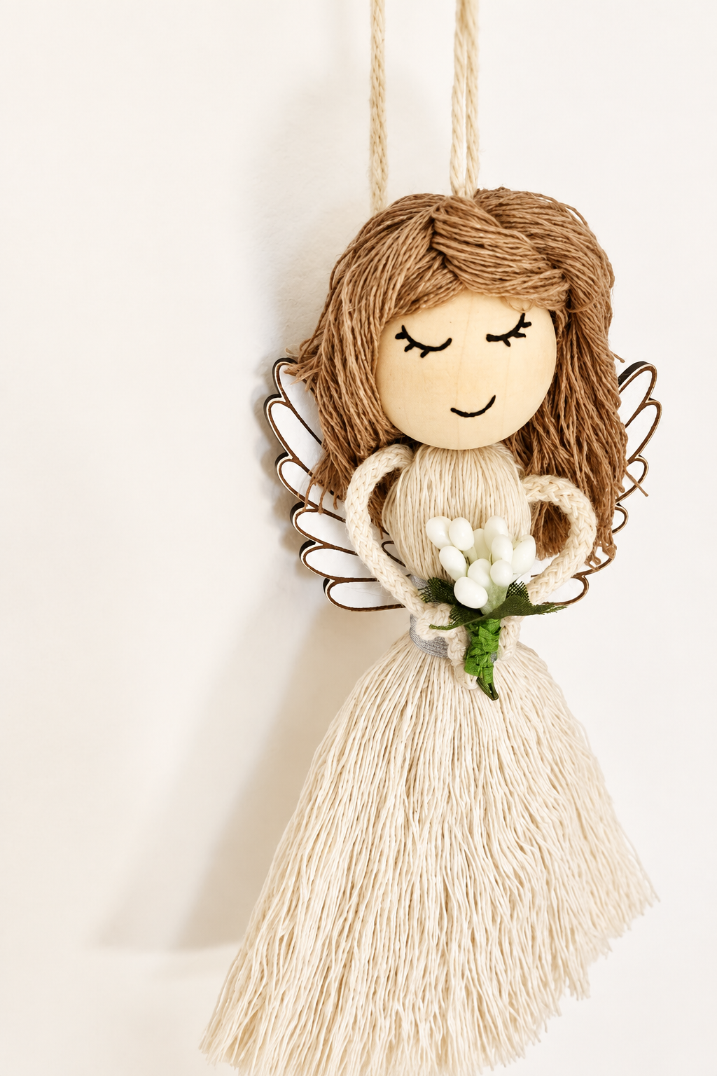 Fotografia frontal melhorada com IA do anjinho com cabelo castanho claro e flores brancas