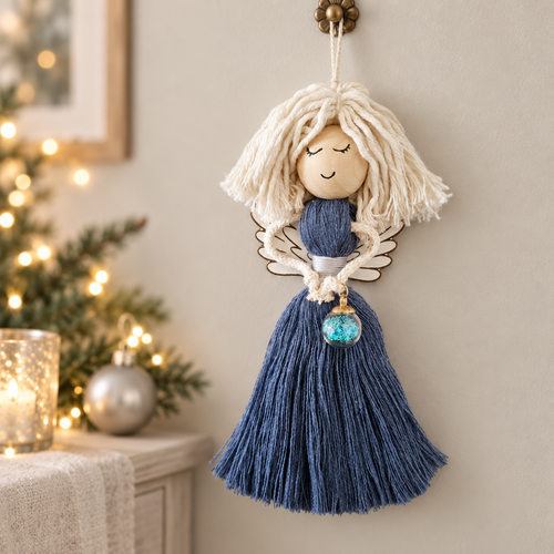 Capa criada com IA do anjinho azul com cabelo branco e pendente turquesa num ambiente festivo